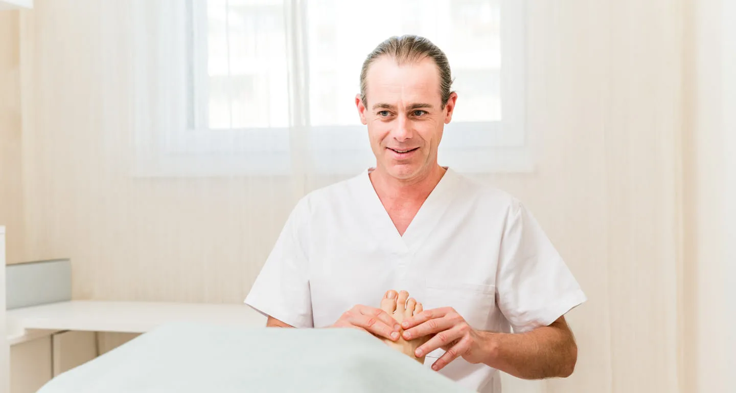 René Kricker im Behandlungsraum der Gesundheitspraxis in Zell am See