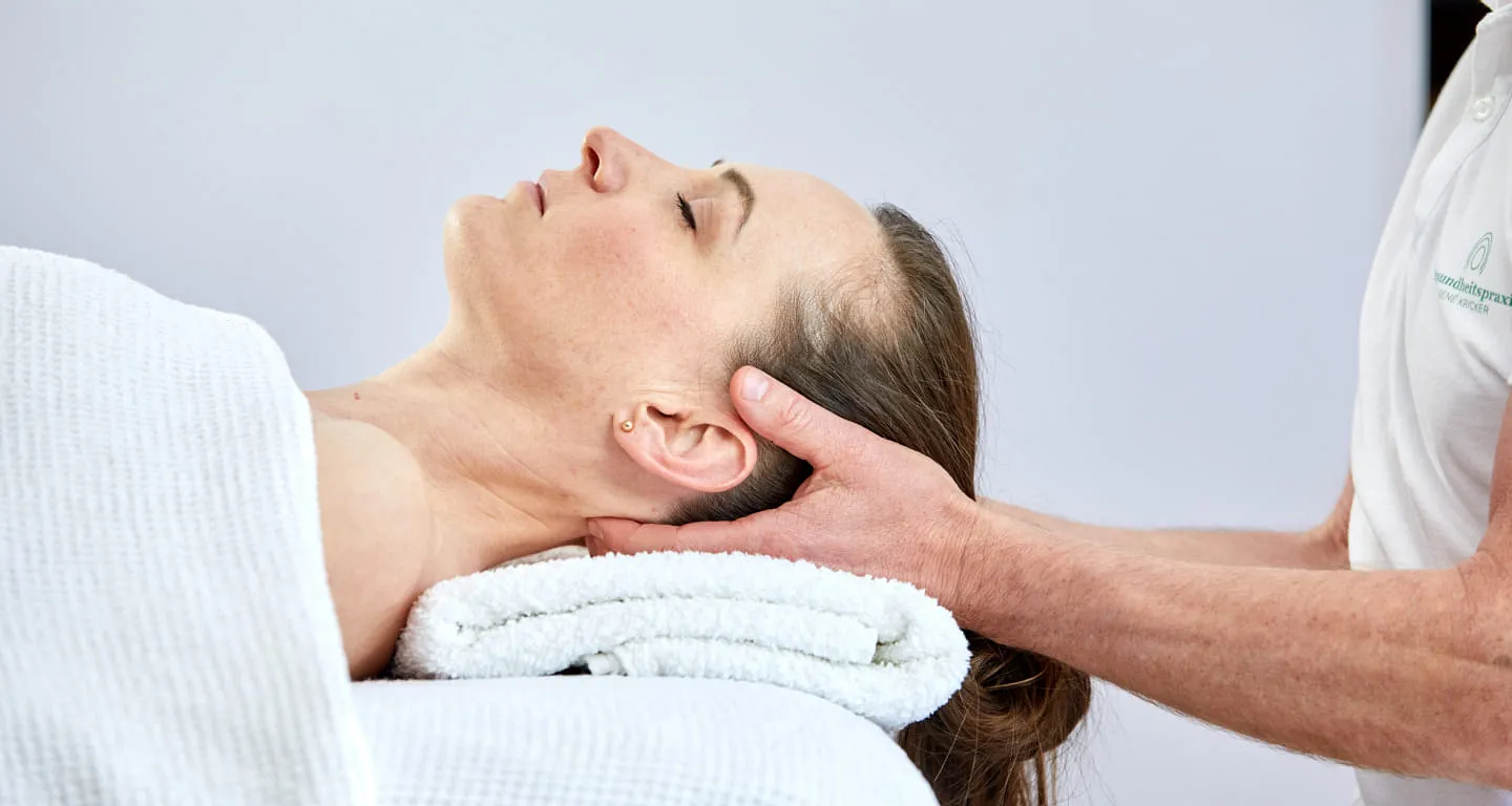 Behandlung der Halswirbelsäule am Kopfende der Therapieliege