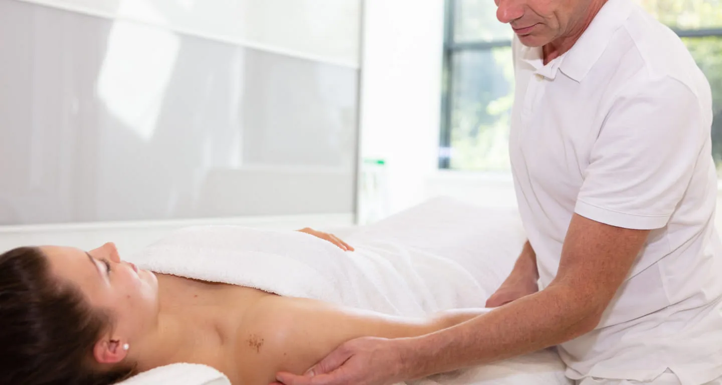 Behandlung im Schulterbereich auf der Therapieliege