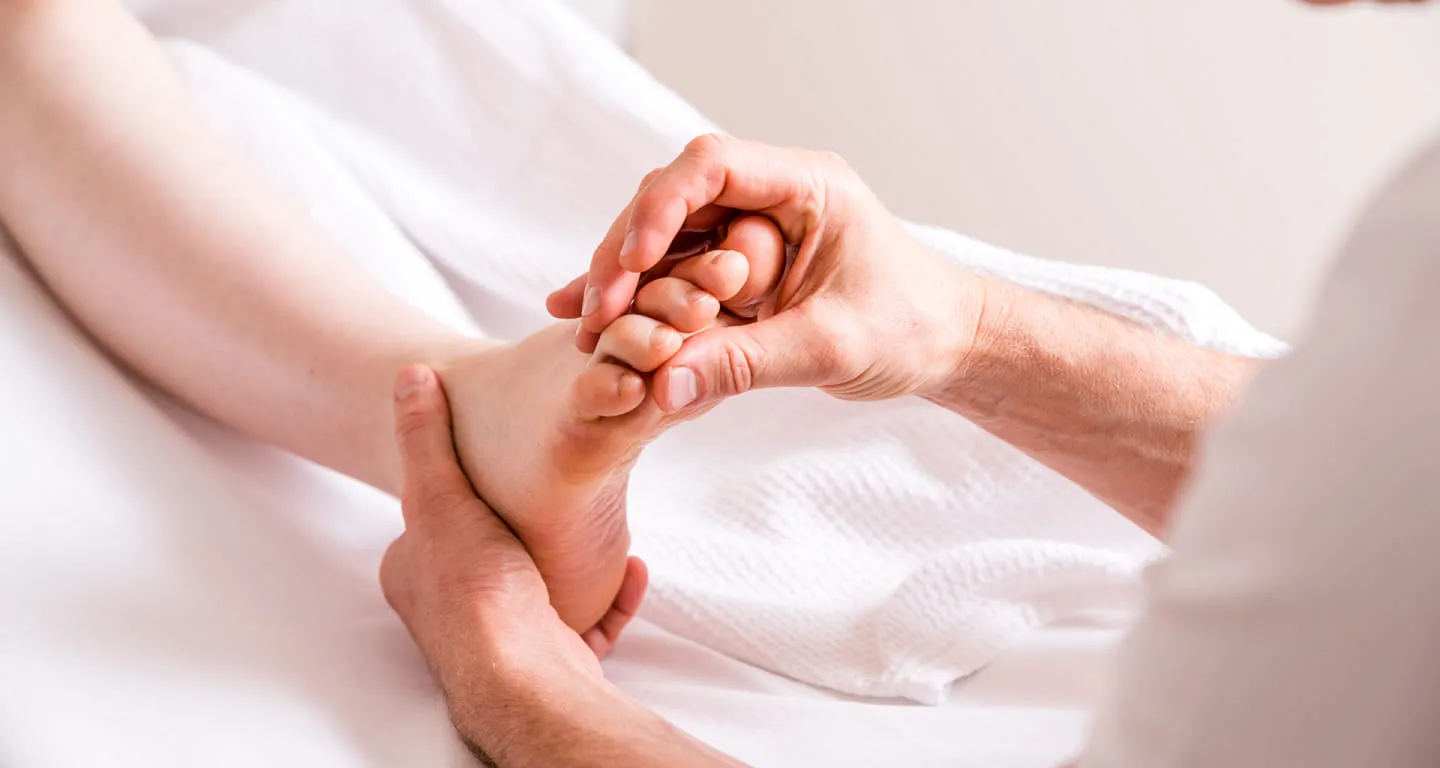 Reflexzonenbehandlung am Fuß