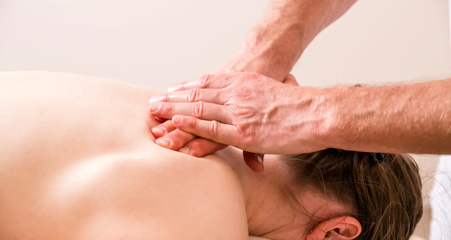 Sanfte, streichende Griffe der manuellen Lymphdrainage